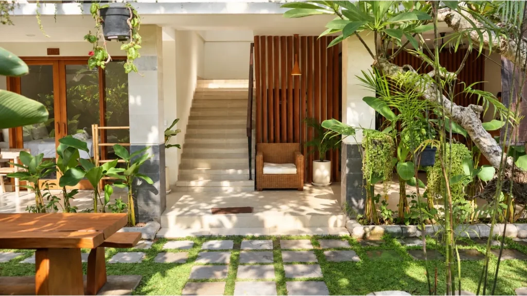 Garden courtyard and staircase to the upstairs rooms